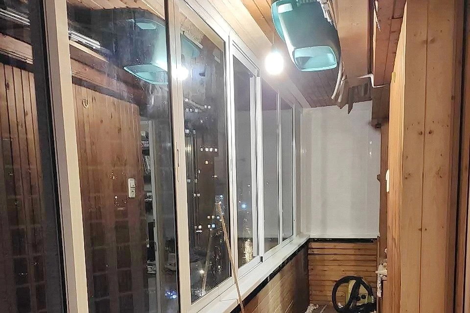 Холодное остекление балкона и установка окна с ламинацией - фото - 5